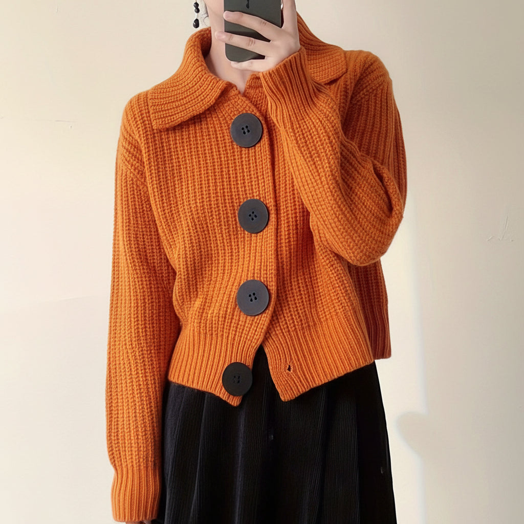 Elara | Cardigan Morbido con Grandi Bottoni