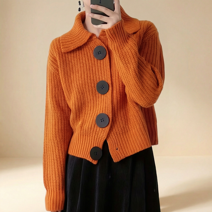 Elara | Cardigan Morbido con Grandi Bottoni